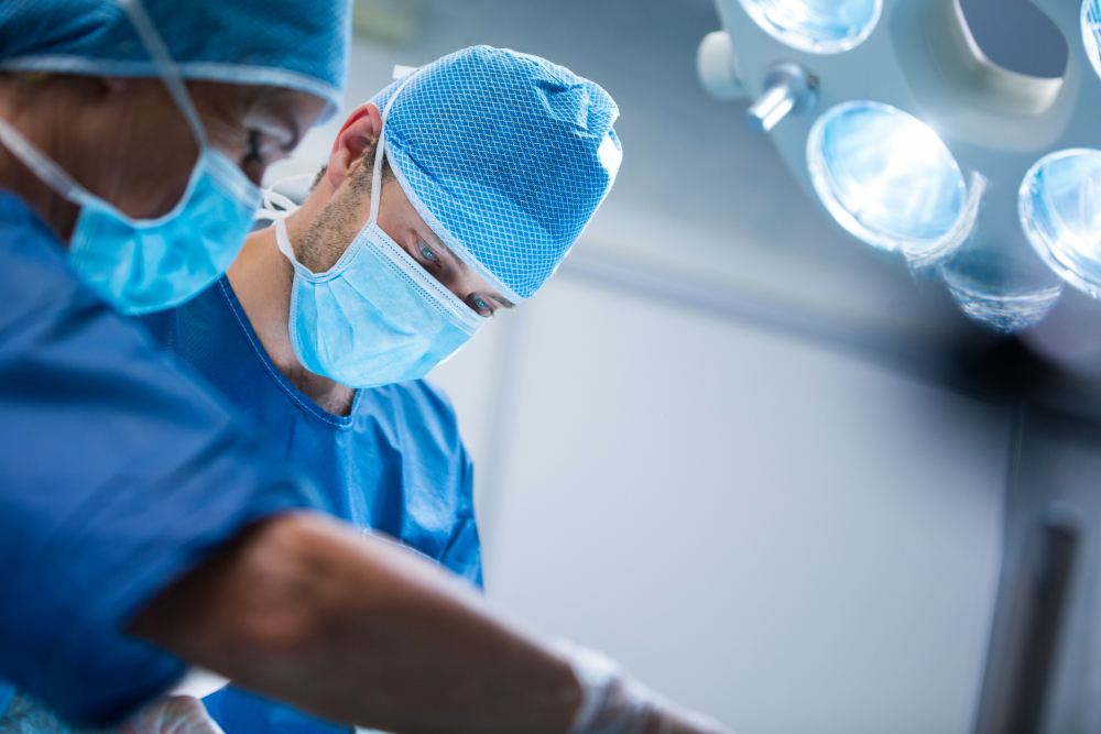 Chirurghi eseguono un'endoscopia